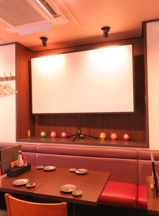 ソファー席のある落ち着いた店内